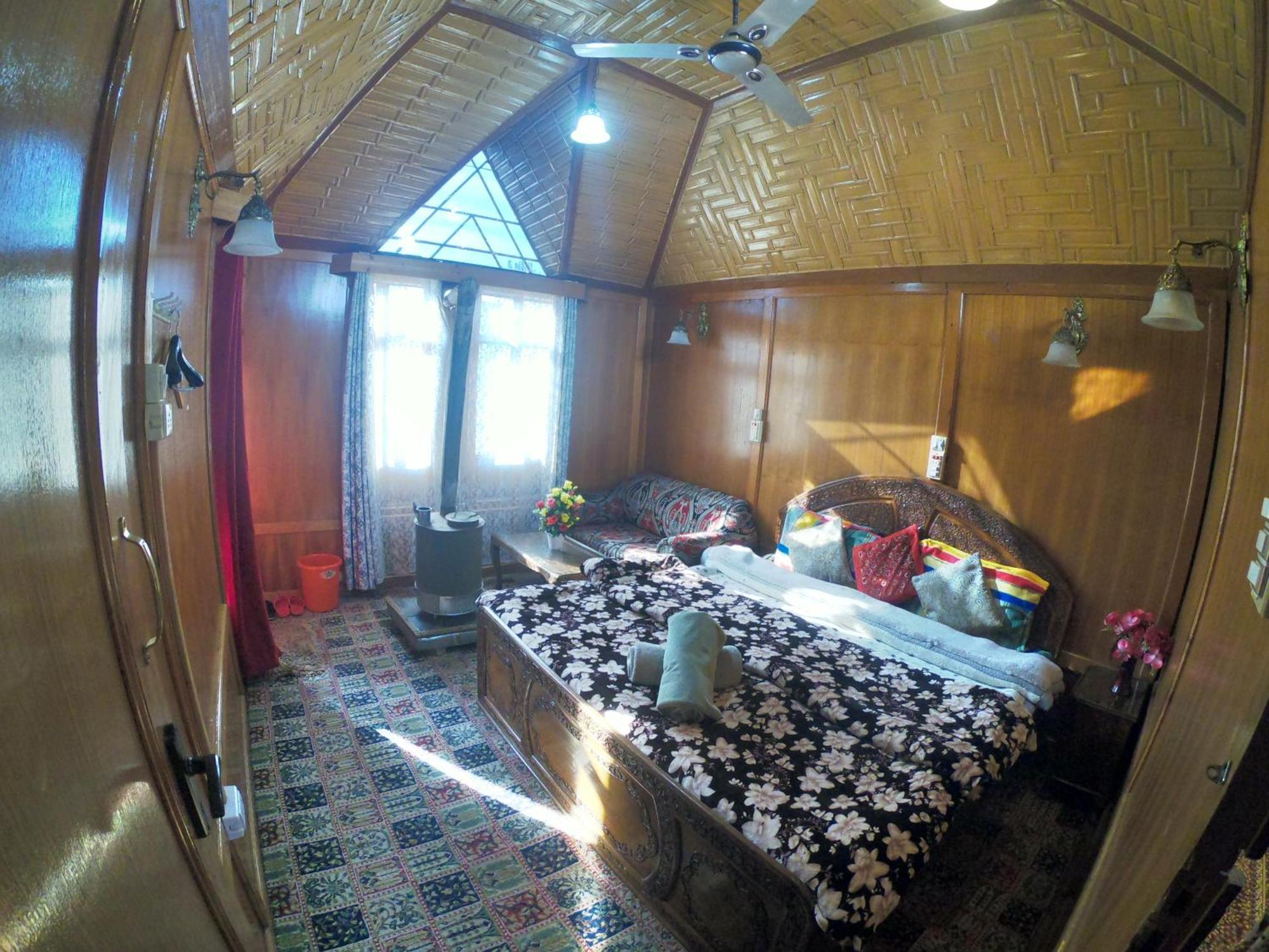 Goona Palace Houseboats Srīnagar Esterno foto