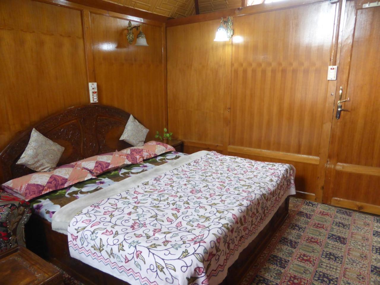 Goona Palace Houseboats Srīnagar Esterno foto