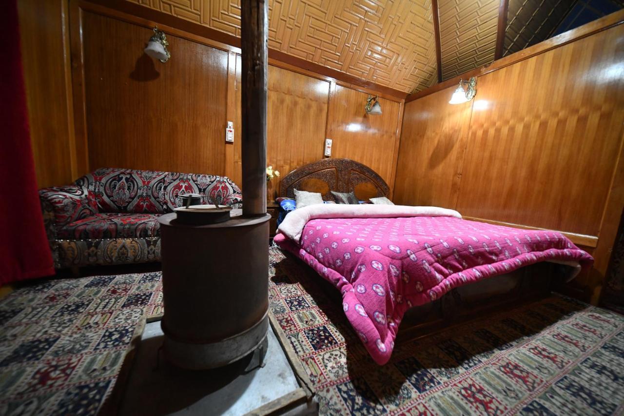 Goona Palace Houseboats Srīnagar Esterno foto